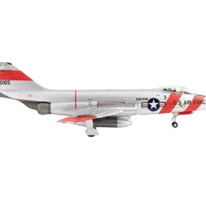 McDonnell RF-101C Voodoo Fighter Aircraft "Operation Sun Run 363rd TRW" (1957) United States Air Force "Air Power Series" 1/72 Diecast Model by Hobby Master